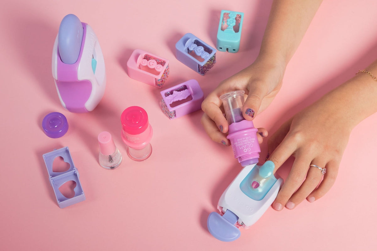 Cool Maker, GO GLAM Studio Nail Kit, Style 200 Nails, 4 Designs, 2 Polish Applicators & Mask, Ages 7+