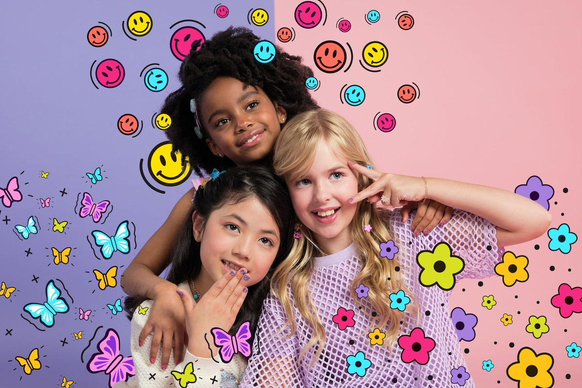 Cool Maker, GO GLAM Studio Nail Kit, Style 200 Nails, 4 Designs, 2 Polish Applicators & Mask, Ages 7+